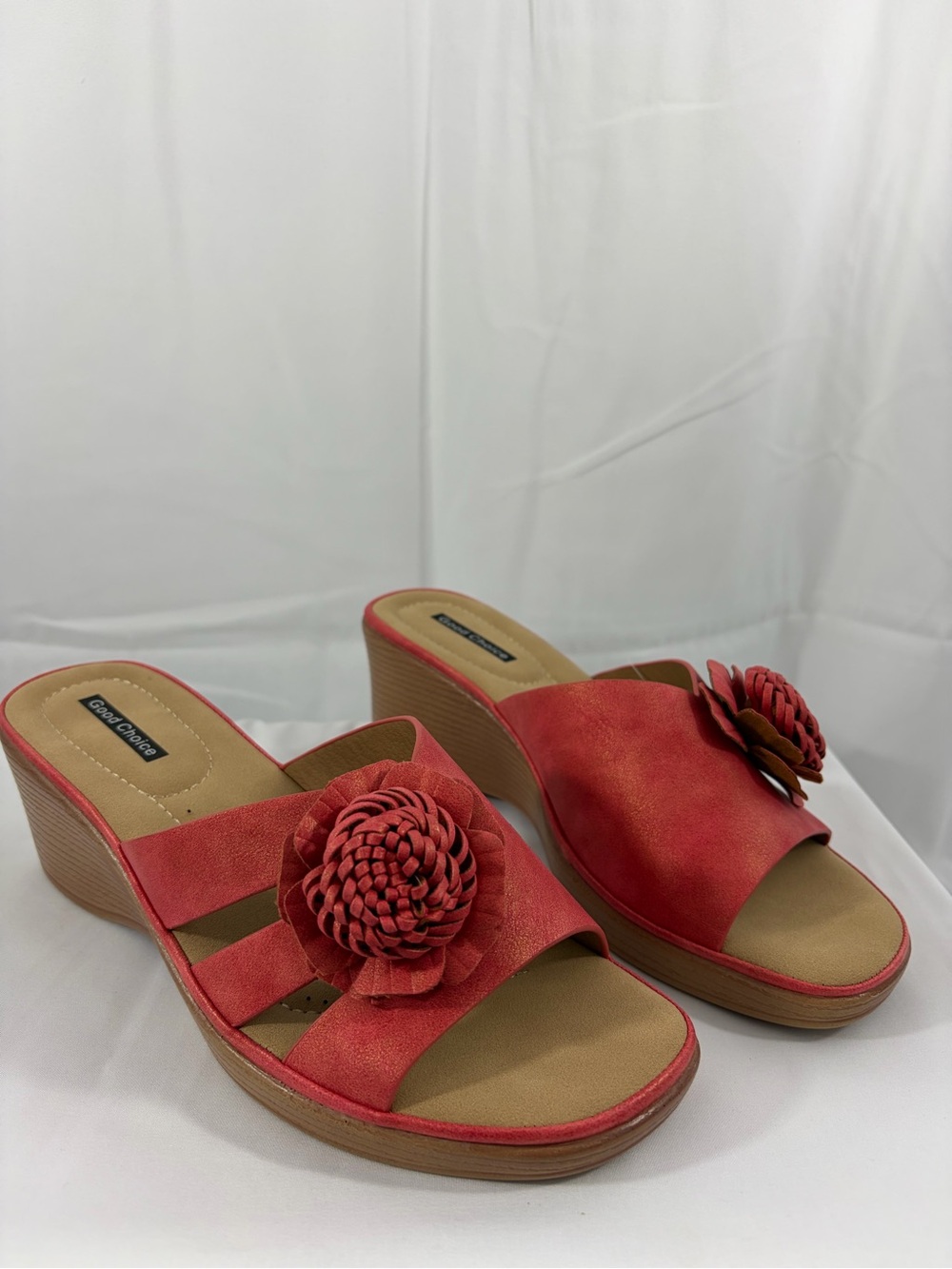 NWT Good Choice Women’s Size 8.5 Red Wedge Slide with Floral Accents
